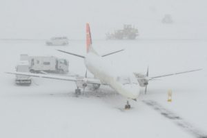 新千歳空港　雪　欠航